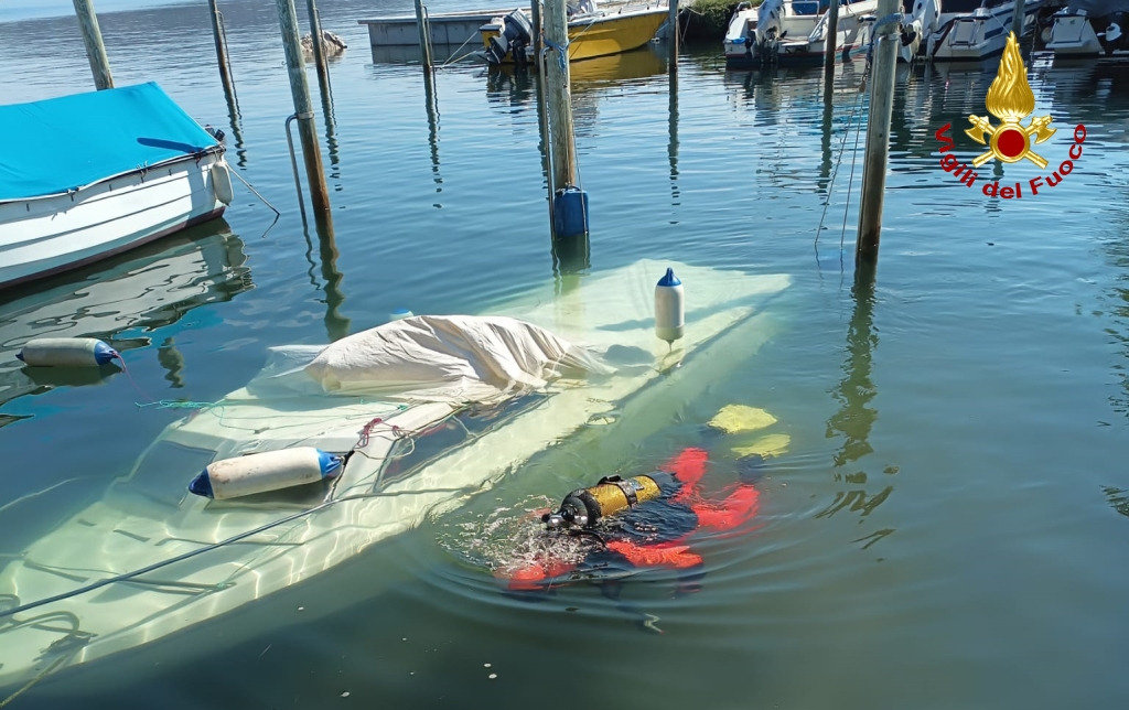 Immagine per Affonda nel porticciolo, imbarcazione recuperata nel lido di Panzano